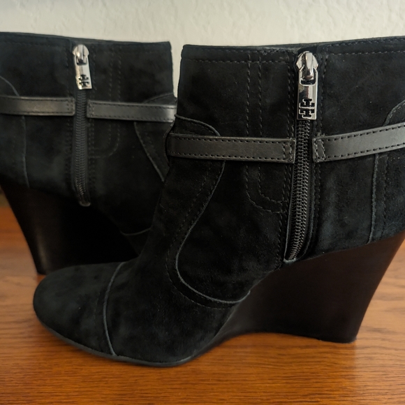 TORY BURCH Aaden black suede black logo detail wedge heel ankle boots size 9.5 - Picture 2 of 8